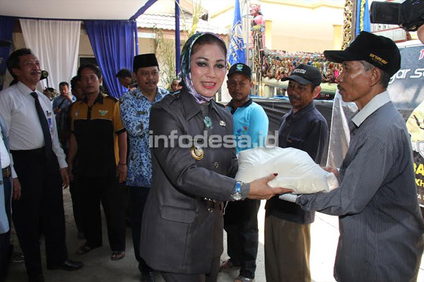 Walikota Tegal Hj. Siti Masitha Soeparno menyerahkan beras nelayan secara simbolis kepada tiga orang nelayan saat Upacara Sedekah Laut Nelayan Kota Tegal di Halaman KUD Karya Mina Kota Tegal