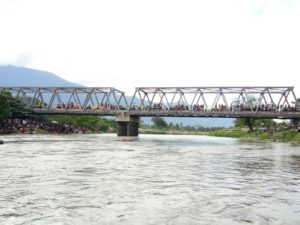 Jembatan Palu Dua (Kota Palu) Di Padati Warga Sekitar