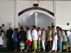 Tradisi Silaturahim Usai Sholat Idul Fitri, Warga Yang Tidak Ikut Rumahnya Tidak di Singgahi