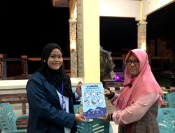 Ajak Warga Jaga Kebersihan, Mahasiswa KKN Undip Bagikan Poster CTPS di Teluk Awur, Jepara
